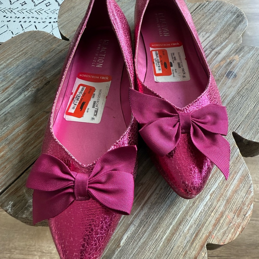 Kenneth Cole Pink Flats with Elegant Design